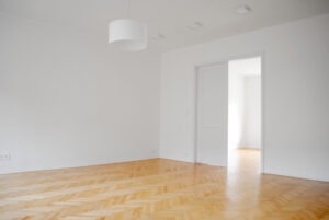 Světlý pokoj s dřevěnou podlahou
