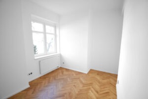 Pokoj s dřevěnou podlahou